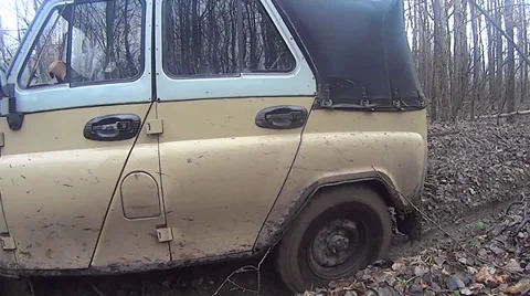 Towing the car Stock Footage 32652390