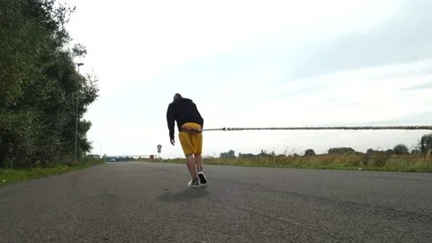 Towing a car with a rope 库存影片 145641176