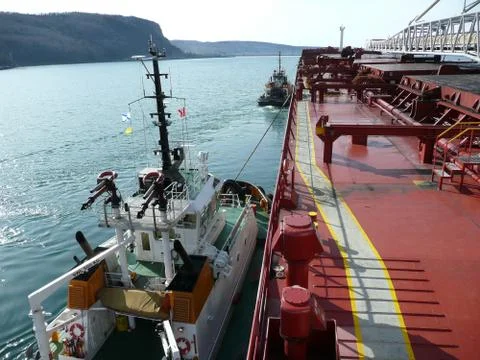Towing cargo ship 库存照片