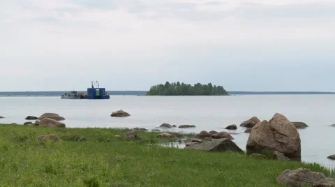 Towing an drilling platform to working place Видео 55014797