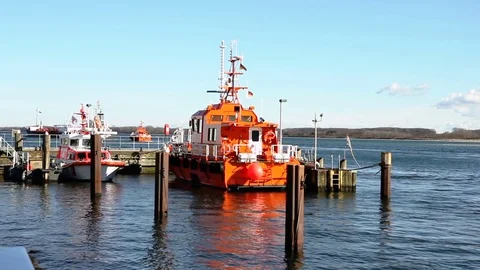 Towing ship and barge Stockbeeldmateriaal 73149013