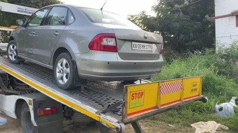 Towing truck unloading process Video stock 168143713