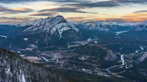 Town of Banff sunset time view in snowy winter season. Colorful clouds Vidéo 142718871