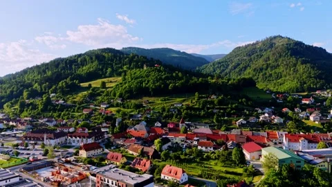 Town beneath forested hills Stockbeeldmateriaal 335941551