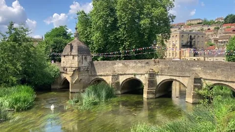Town Bridge over the Avon river in Bradford-On-Avon town, Somerset 库存影片 247019995