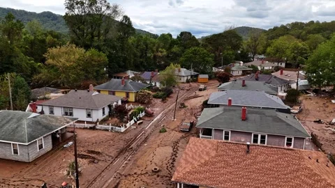 Town covered in mud from Hurricane Helene in Western North Carolina Vidéo 299829309