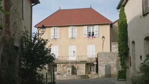 Town Hall Building and Stone Fountain - Chateau-Chalon, France Vidéo 344449226