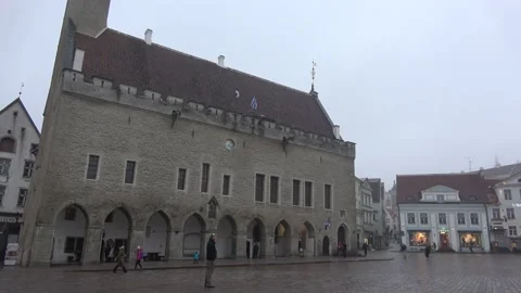 Town Hall Square in the old town of Tallinn Video stock 146153443