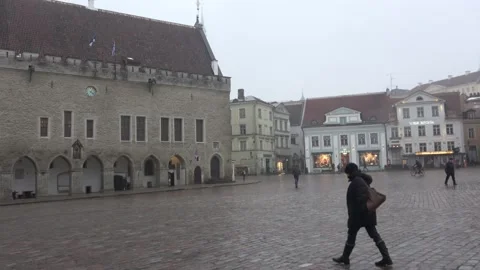 Town Hall Square in the old town of Tallinn Video stock 146153523
