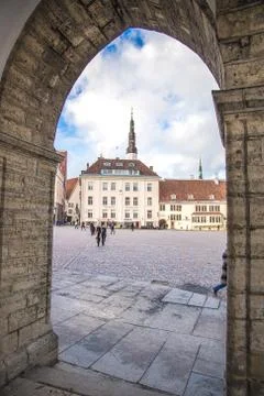Town Hall square through old stone arch in Tallinn Foto stock