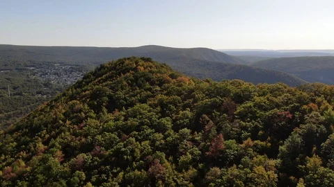 A town ringed by hardwood forest on the slopes above Jim Thorpe, Pennsylvania 库存影片 116639749