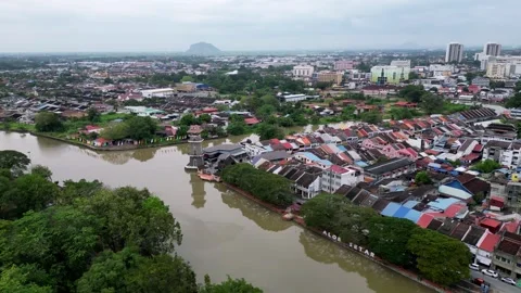 A town with a river flow through it Vidéo 318265283