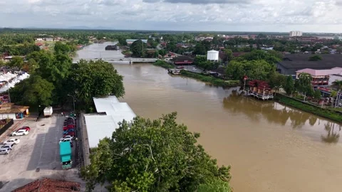 Town with a river running through it border of Kedah and Perak 스톡 동영상 318089370