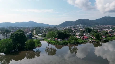 A town with a river running through it 動画素材 318093652