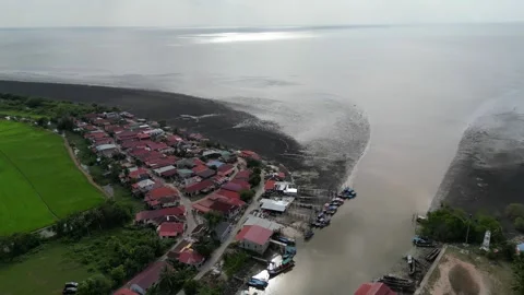 A town with a river running through it. Aerial view Kuala Sala, Kedah Видео 325823444