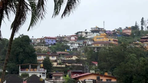 Townscape with Homes built on slopes of the hill station in Coorg, India. Vidéo 163563281