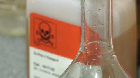 Toxic hazard sign on container. Vídeo Stock 127321069