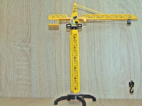 Toy crane on a wooden background Stockfoto's