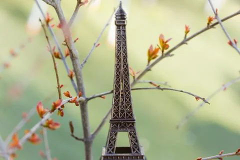 Toy Eiffel Tower on a green background French spring journey. Romantic postcard Foto stock