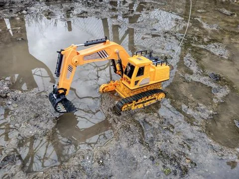 Toy excavator in the mud Fotos Stock