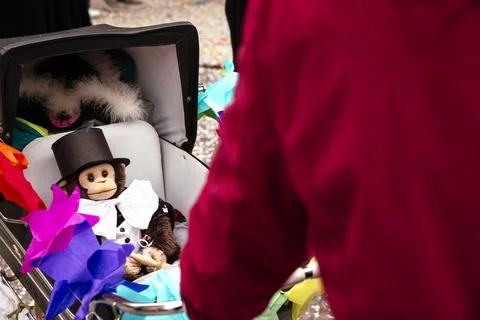 Toy Monkey in Stroller with Carnival Decorations Foto stock