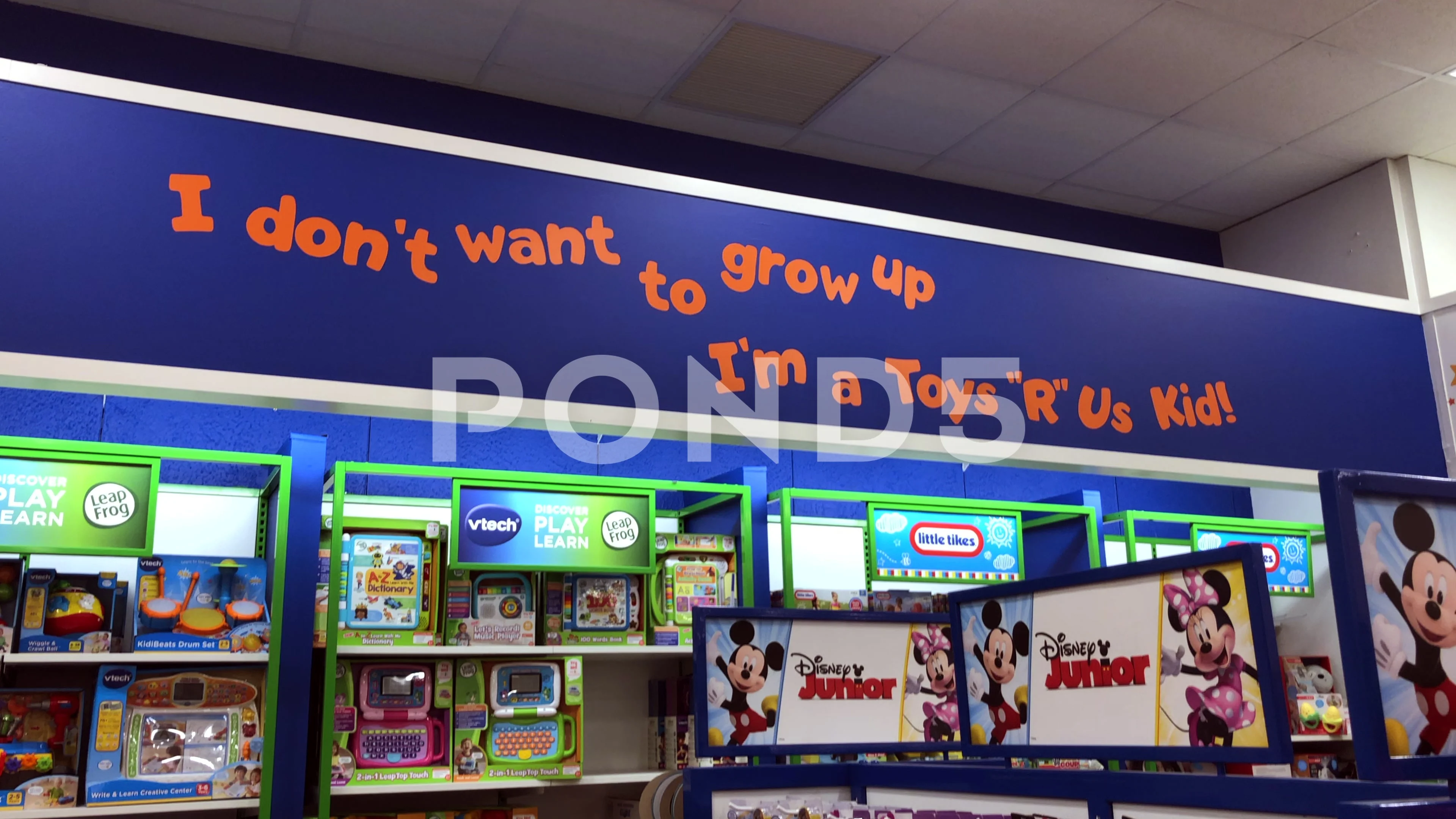 Toy R Us Re Opens a Brick and Mortar Stock Video Pond5