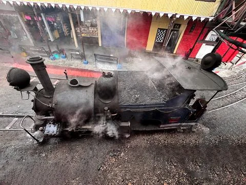 Toy train steam engine on the track in Darjeeling Foto stock
