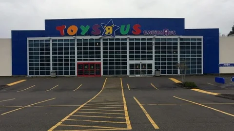 Toys R Us Empty Parking Lot Out of Business Bankruptcy Christmas Season 2018 Stock Footage 100659820