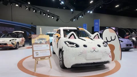 The TQ Wuling Bingo EV showcased at KLIMS features a unique cat-themed makeover 库存影片 337280255