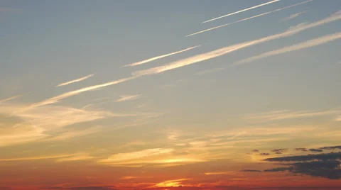Traces of the aircraft at sunset 스톡 동영상 40303440