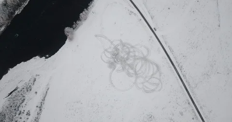 Traces drift flying drone in the snow circles winter river road Stockbeeldmateriaal 122601749