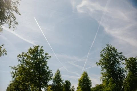 The traces of planes in the sky Foto stock