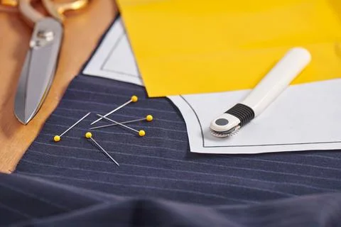 Tracing wheel, sewing pattern, yellow transfer paper, sewing equipment 스톡 사진