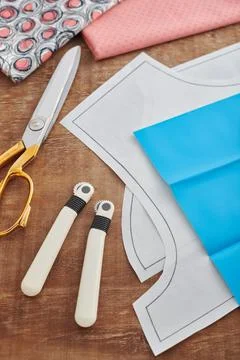 Tracing wheels, sewing patterns and transfer paper for tailoring 스톡 사진