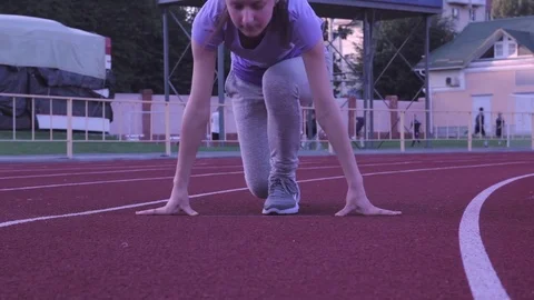Track runner woman preparing to run on track Video stock 78757870