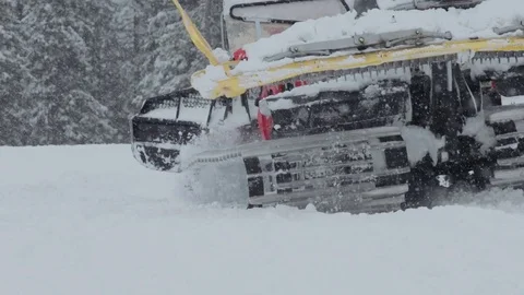 Track of a snowcat moving in slowmotion Vídeo Stock 73216327