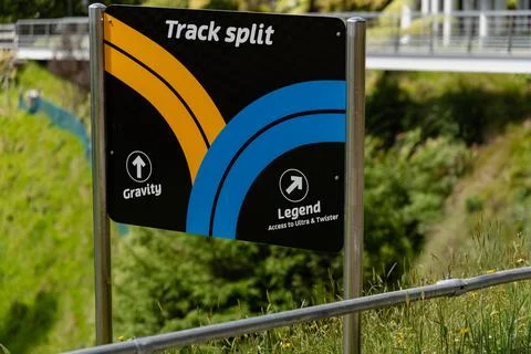 Track Split Gravity Legend Access Ultra Twister Sign Stock-Fotos
