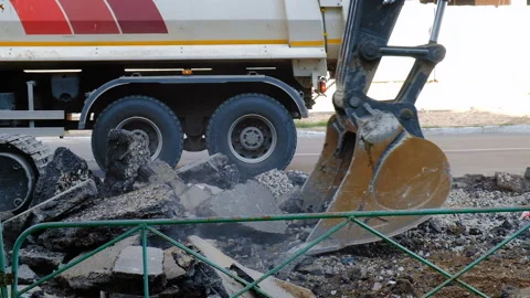 Tracked Excavator Loading The Material In A Truck 스톡 동영상 95751509