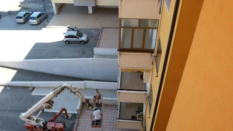 Tracked platform with basket for small external condominium jobs. 库存影片 284135354