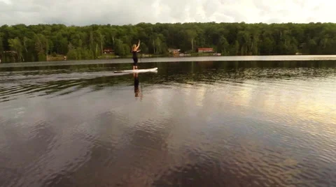 Tracking along side a Stand Up Paddle Boarder Vídeo Stock 47743068