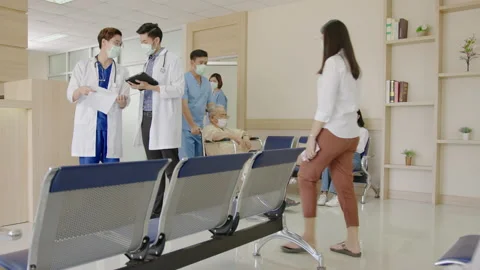 Tracking and slow : Two doctors discuss and talk together in hospital lobby 스톡 동영상 139432824
