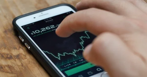 Tracking Bitcoin and Cryptocurrency Prices 스톡 동영상 126359601