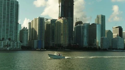 Tracking Boat Brickell Skyline 库存影片 81167001