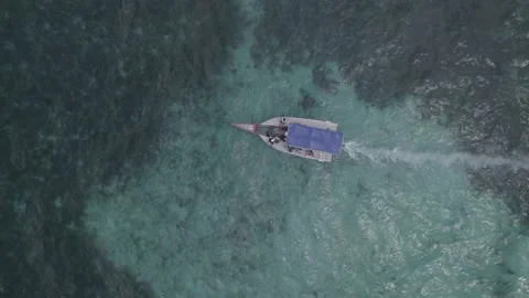 Tracking boat Stockbeeldmateriaal 220202193