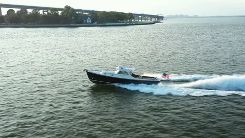 Tracking a boat while high ascend revealing bridge roadway in foreground 스톡 동영상 113965157