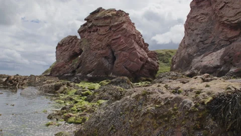 Tracking Detailed View of a Tidal Rocky Coastline in Scotland Video stock 200839227