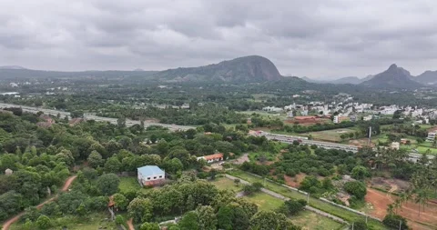 A tracking drone view of the Mysore to Bangalore old highway road near Rama.. 스톡 동영상 319387749