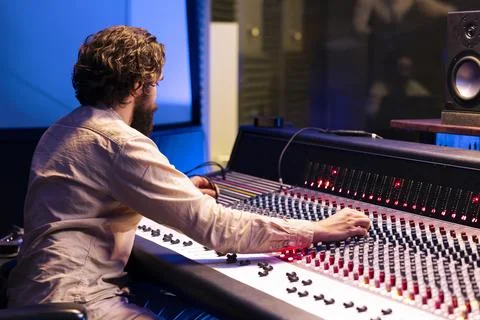 Tracking engineer applying mix and master techniques in studio Fotos de archivo