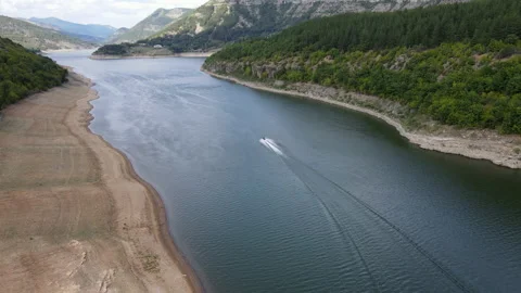 Tracking jet ski in the river from the air Vídeos de archivo 161008416