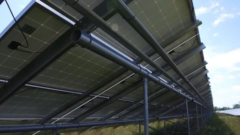 Tracking movement shot of back or rear of solar panels in a field Vídeo Stock 78042616